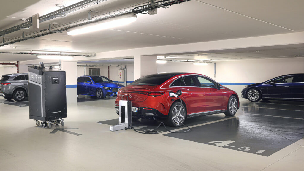 Charles recharge une voiture sur un parking